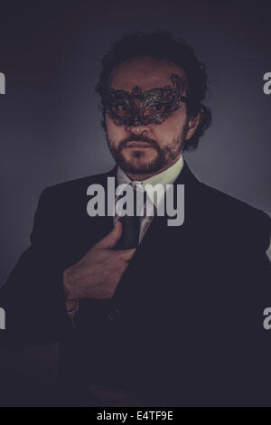 Attraktive, Porträt von eleganten Geschäftsmann, geheimnisvolle venezianische Maske Stockfoto
