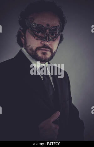 Exekutive, Porträt von eleganten Geschäftsmann, geheimnisvolle venezianische Maske Stockfoto