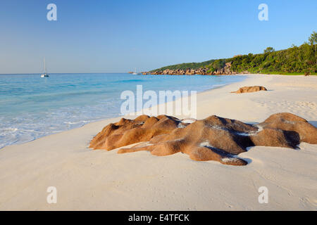 Felsen am Strand von Petit Anse, La Digue, Seychellen Stockfoto