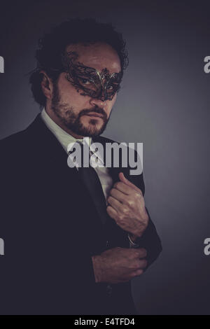 Einzel-, Porträt von eleganten Geschäftsmann, geheimnisvolle venezianische Maske Stockfoto