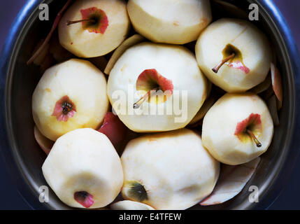 Obenliegende Ansicht der geschälte Äpfel bereit für Backen Stockfoto