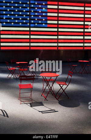 Elektronische amerikanische Flagge mit leeren Tische und Stühle, Times Square, New York City, New York, USA Stockfoto