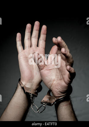 Hände mit Handschellen. Gefängnis-Aufruhr-Konzept. Stockfoto