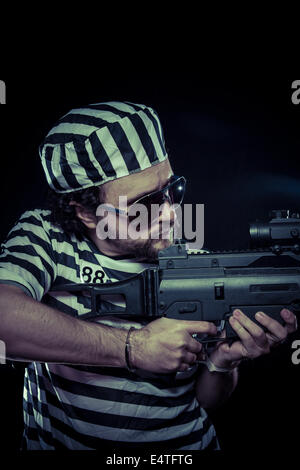 Aufruhr, Gefangene in einem Gefängnis mit einem Maschinengewehr Stockfoto