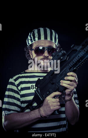 Aufruhr, Gefangene in einem Gefängnis mit einem Maschinengewehr Stockfoto