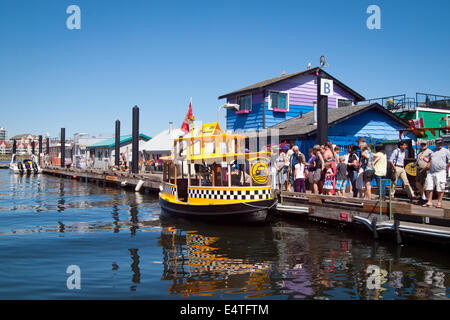 Ein Blick auf Victoria H2O Wasser-Taxi und Touristen am Fishermans Wharf in Victoria, British Columbia, Kanada. Stockfoto