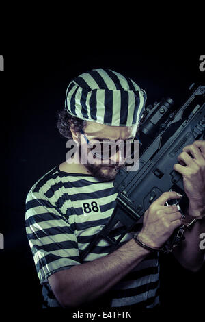 Aufruhr, Gefangene in einem Gefängnis mit einem Maschinengewehr Stockfoto