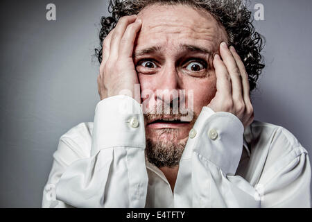 Sorge um die Zukunft, Mann mit intensiven Ausdruck, weißes Hemd Stockfoto