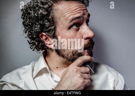 Angst, Mann mit intensiven Ausdruck, weißes Hemd Stockfoto