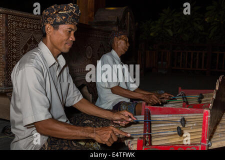 Jimbaran, Bali, Indonesien.  Zwei Männer spielen balinesischen Bambus Xylophone. Stockfoto