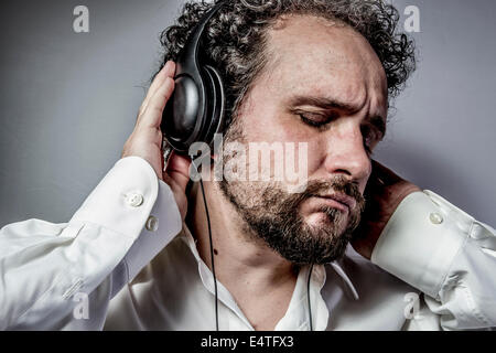 Genießen Sie die Musik, Mann mit intensiven Ausdruck, weißes Hemd Stockfoto