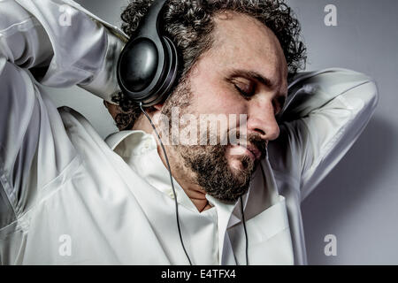 klassische Musik, Mann mit intensiven Ausdruck, weißes Hemd Stockfoto