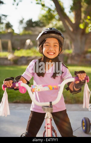 Porträt eines Mädchens mit Fahrrad mit Sicherheit Ausrüstung, Utah, USA Stockfoto