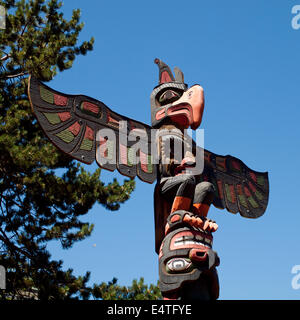 Ein Kwakwa̱ka̱'Wakw (Kwakiutl) Ehren Totempfahl im Thunderbird Park in Victoria, British Columbia, Kanada. Stockfoto