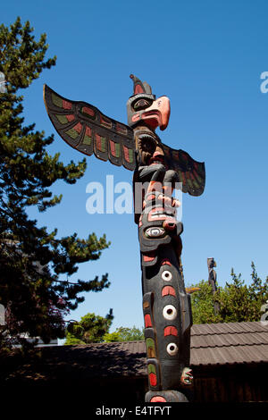 Ein Kwakwa̱ka̱'Wakw (Kwakiutl) Ehren Totempfahl im Thunderbird Park in Victoria, British Columbia, Kanada. Stockfoto