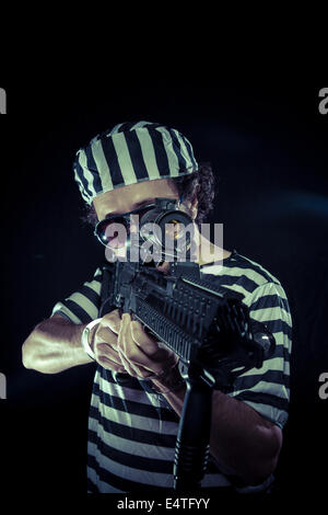 Aufruhr, Gefangene in einem Gefängnis mit einem Maschinengewehr Stockfoto