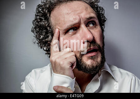 Sorge um die Zukunft, Mann mit intensiven Ausdruck, weißes Hemd Stockfoto