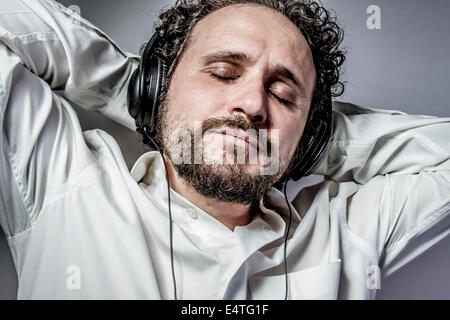 klassische Musik, Mann mit intensiven Ausdruck, weißes Hemd Stockfoto