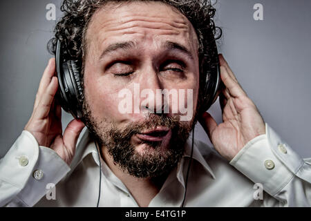 Genießen Sie die Musik, Mann mit intensiven Ausdruck, weißes Hemd Stockfoto