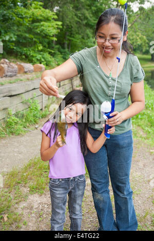 Mutter und Tochter Angeberei frisch gefangenem Fisch, Lake Fairfax, Reston, Virginia, USA Stockfoto