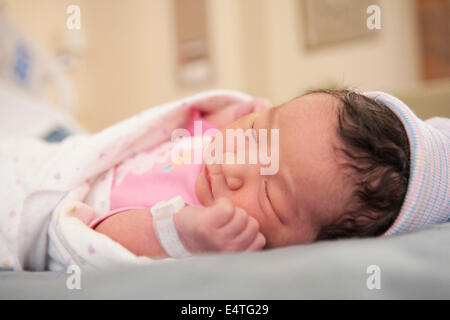 Neugeborenes Babymädchen im Krankenhaus Stockfoto