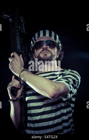 Aufruhr, Gefangene in einem Gefängnis mit einem Maschinengewehr Stockfoto