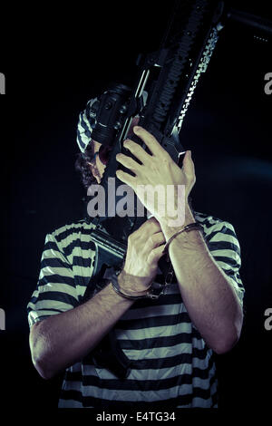 Aufruhr, Gefangene in einem Gefängnis mit einem Maschinengewehr Stockfoto