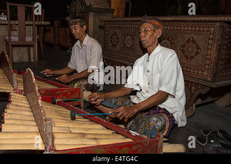 Jimbaran, Bali, Indonesien.  Zwei Männer spielen balinesischen Bambus Xylophone. Stockfoto