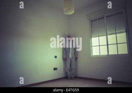 Schizophrenie, Albtraum-Mann mit rote Maske im leeren Raum Stockfoto