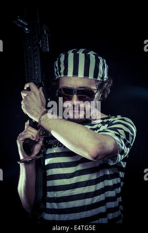 Aufruhr, Gefangene in einem Gefängnis mit einem Maschinengewehr Stockfoto
