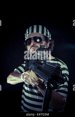 Aufruhr, Gefangene in einem Gefängnis mit einem Maschinengewehr Stockfoto