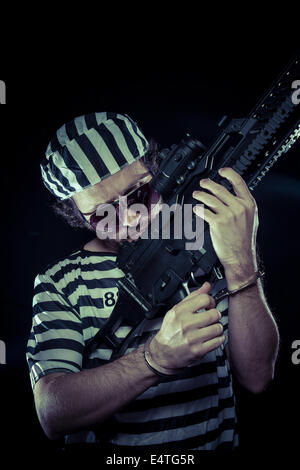 Aufruhr, Gefangene in einem Gefängnis mit einem Maschinengewehr Stockfoto