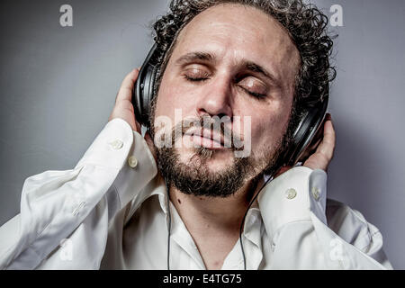 klassische Musik, Mann mit intensiven Ausdruck, weißes Hemd Stockfoto