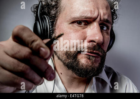 Lustig, Mann mit intensiven Ausdruck, weißes Hemd Stockfoto