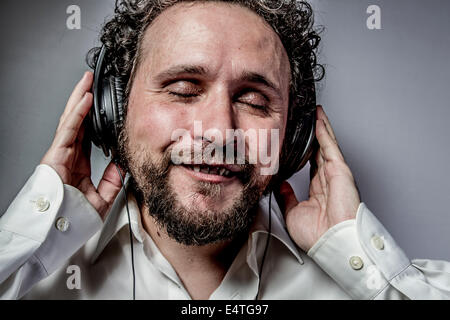 Genießen Sie die Musik, Mann mit intensiven Ausdruck, weißes Hemd Stockfoto