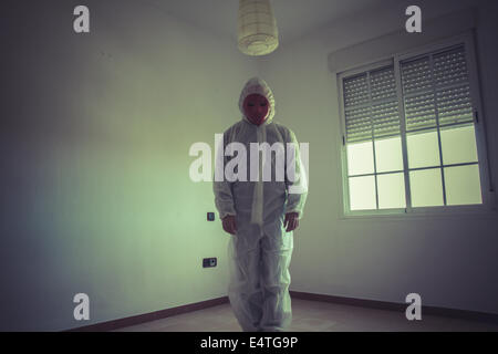 Albtraum-Mann mit rote Maske im leeren Raum Stockfoto