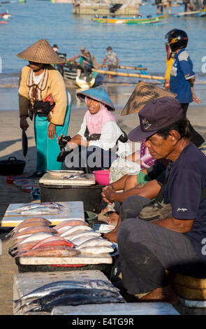 Strand von Jimbaran, Bali, Indonesien.  Verkauf Fisch am Strand, am frühen Morgen. Stockfoto