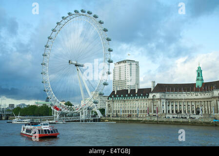 LONDON - APRIL 29: Blick auf das London Eye auf der 29. April 2006 in London, England. Eine berühmte Touristenattraktion und Wahrzeichen Stockfoto