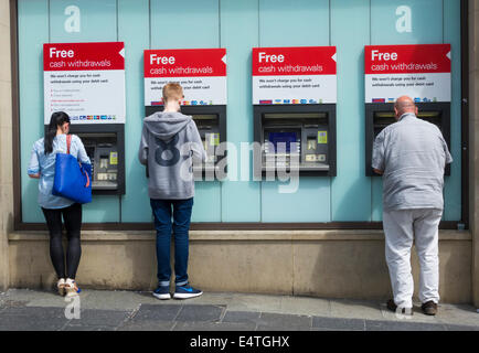 Menschen mit HSBC Stadtzentrum ATM Maschinen. Newcastle Upon Tyne, England, Vereinigtes Königreich Stockfoto