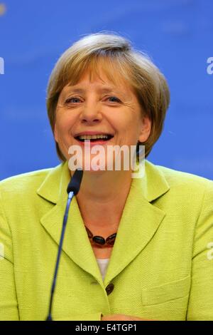 Brüssel. 17. Juli 2014. Bundeskanzlerin Angela Merkel lächelt, als sie Geburtstagswünsche auf einer Pressekonferenz, erhält nachdem eine Sondersitzung des Europäischen Rates auf EU-in Brüssel, Hauptstadt von Belgien, 17. Juli 2014, Merkels 60. Geburtstag Hauptquartier. Bildnachweis: Gong Bing/Xinhua/Alamy Live-Nachrichten Stockfoto