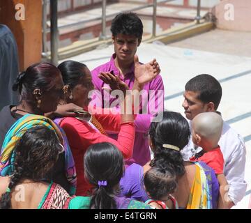 (DATEI) Die Datei Bild vom 8. Mai 2014 zeigt Sudha Maasi (C), eine transsexuelle, klatschte während Kanta Maasi (L) das gesammelte Geld in der Hand in der Hindu-Tempel in Becharaji, Indien hält. Indische Transfrauen, sogenannte Hijras sollen Glück bringen und Spaziergang durch Gesang und Tanz, um Menschen für Geld zu segnen. Foto: Doreen Fiedler/dpa Stockfoto