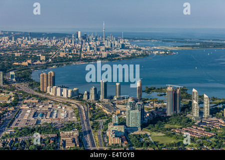 Luftaufnahme von Humber Bay Area zur Innenstadt von Toronto. Stockfoto