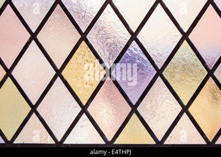Glasmalerei mit Multi-farbigen Diamant-Muster als Hintergrund rosa-violett-Ton Stockfoto