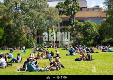 Melbourne Australien,Carlton,Parkville,University of Melbourne,Campus,Schule,South Lawn,Studenten Mann Männer Mann,Frau weibliche Frauen,Junge Mädchen,Teenager Stockfoto