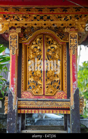 Bali, Indonesien.  Türen zu einem Schrein, ein Vorfahre in einer hinduistischen Balinesen Dorf Familie noch verstärken. Stockfoto