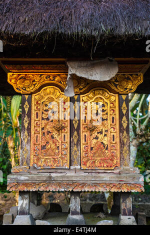 Bali, Indonesien.  Türen zum Schrein, ein Vorfahre in einer hinduistischen Balinesen Dorf Familie noch verstärken. Stockfoto