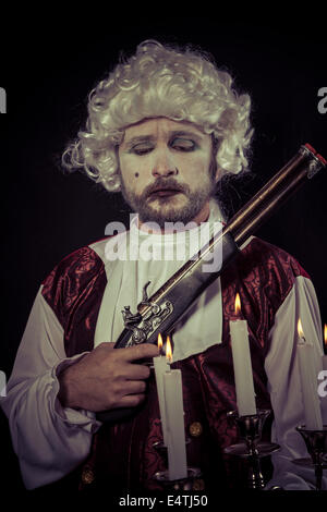 Schießerei, Mann des neunzehnten Jahrhunderts, Kronleuchter mit Kerzen Stockfoto