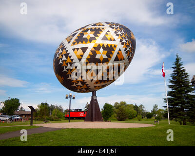 Das Vegreville Ei, ein Riese (weltweit größte) Skulptur Pysanka, ein Osterei Ukrainisch-Stil. Vegreville, Alberta, Kanada. Stockfoto