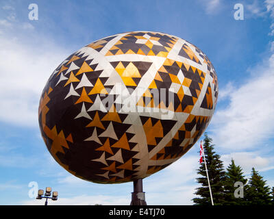 Das Vegreville Ei, ein Riese (weltweit größte) Skulptur Pysanka, ein Osterei Ukrainisch-Stil. Vegreville, Alberta, Kanada. Stockfoto