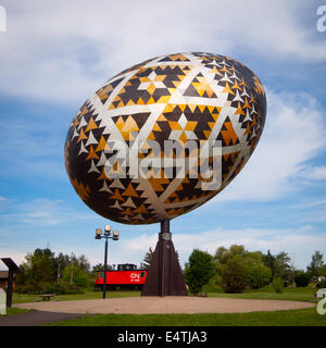 Das Vegreville Ei, ein Riese (weltweit größte) Skulptur Pysanka, ein Osterei Ukrainisch-Stil. Vegreville, Alberta, Kanada. Stockfoto